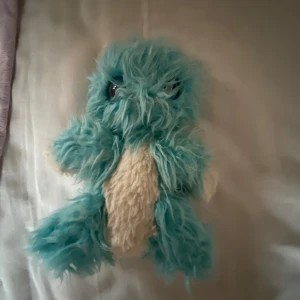 Turkos fluffig nallebjörn - Säljer en supergullig turkos nallebjörn med lång fluffig päls och stora glittrande ögon. Den har en vit mage och är perfekt för kramar. Perfekt som present eller för att dekorera ditt rum. 🧸💙