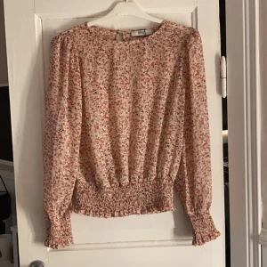 Blommig blus - Såå fin blus från only med puffärmar. Aldrig använd. Storlek S. Mer rosa i verkligheten. Skriv för fler bilder🩷