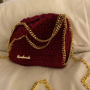 Väska  - Egenvirkad Stella McCartney liknande väska, i vinröd färg med guldkedja ❤️ Har även i andra färger!!