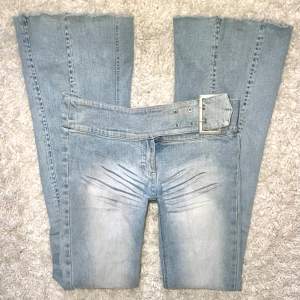 Lågmidjade utsvängda jeans från River Island! Midjemåttet går att reglera med inbyggda bältet och innebenslängden är 78cm. Knapp innanför skärpet saknas men räcker att stänga med skärpet. Frakt tillkommer på 80 kr och betalning sker direkt via swish🩷