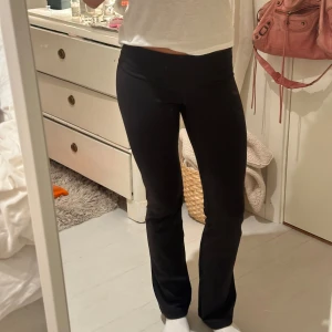 Victoria secret träningstights  - Så snygga Lågmidjade utsvängda/bootcut/flarr träningstights från Victoria secret! VSX sport i storlek xs! Köpte de på plick för 500kr, aldrig använda av mig.