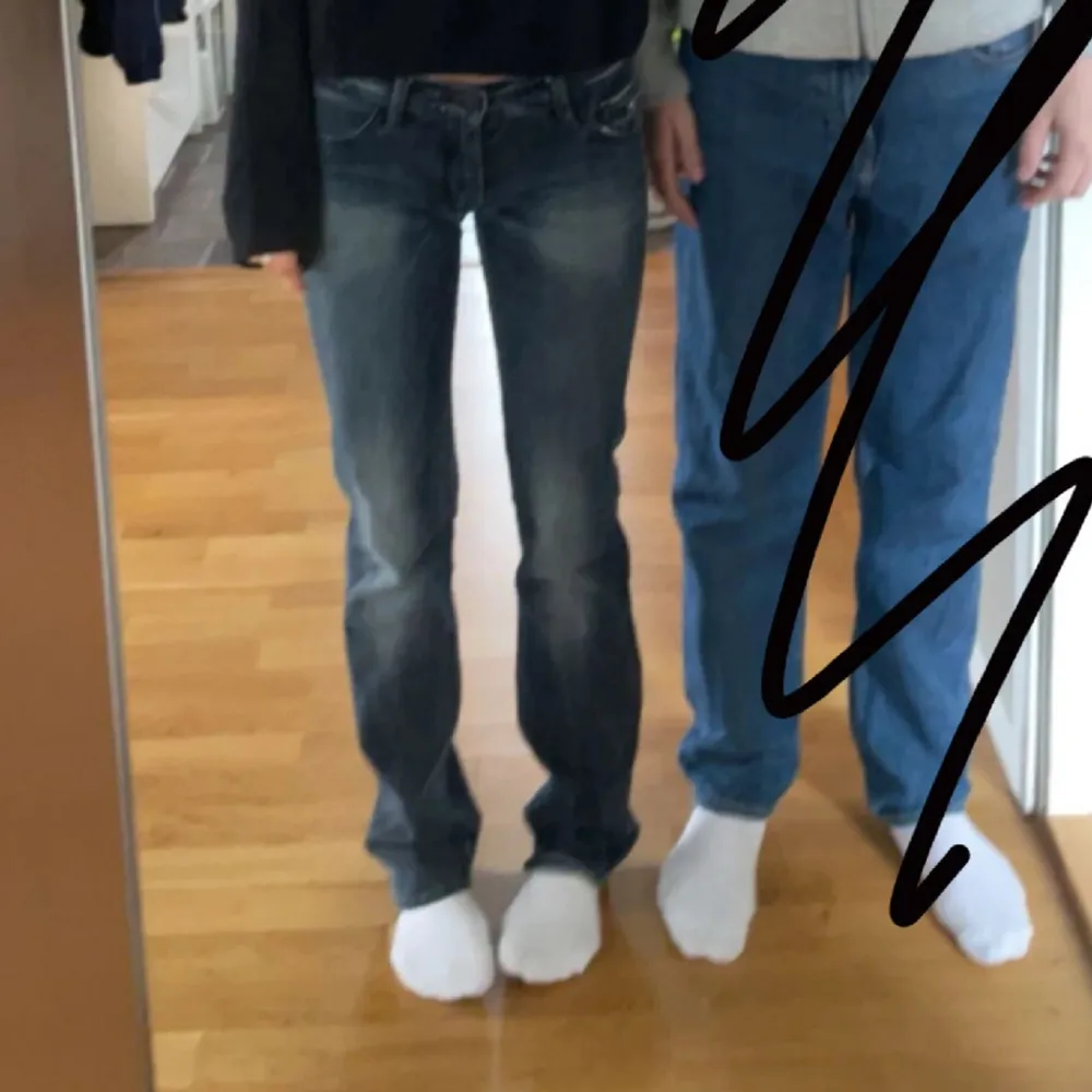 Mörkblå jeans som är för små så de kommer inte till användning, bra skick och fina detaljer på bakfickorna💕. Jeans & Byxor.