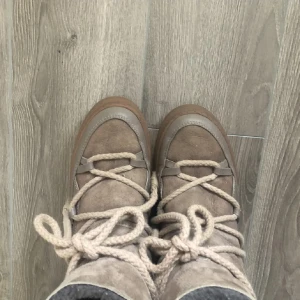 Inuikii  - De är lite mörkare i verkligheten, på bilden blev d lite ljusare. Använt men ändp bra skick, !tryck inte på köp dirket!