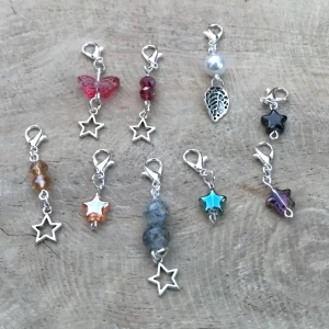 Smyckes-hängen - Vackra smyckes-hängen i blandade designer. Kan sättas på halsband, armband, nyckelringar, data-väska, läppbalsam.mm. 20kr st/30 kr för 2 och 35kr för 3