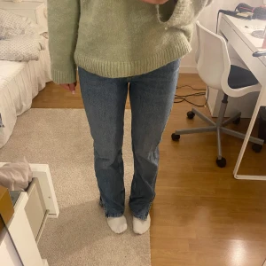 Mörkblåa jeans  - Mörkblåa jeans från pull and beer. Bara använda fåtal gånger. Väldigt långa i benen, jag är 169cm lång. 
