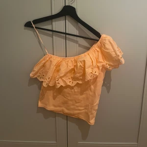 Topp från zara🧡 - Säljer denna topp som var jättetrendig från zara! Strl 164 men passar xs/s 😁