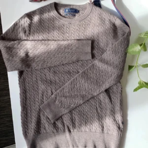 Kashmir tröja - En kabelstickat tröja som är från märket Riley jag säljer den för att den är för liten för mig den är i storlek xs. Nypris är runt 1000 kr men mitt pris är 600kr