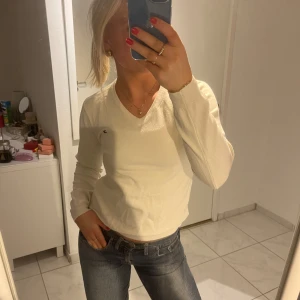 Tommy hilfiger tröja - Tunn fin stickad tröja från Tommy hilfiger. I en barn storlek och därför är storlek inte ”sann” när vanligt vis S.