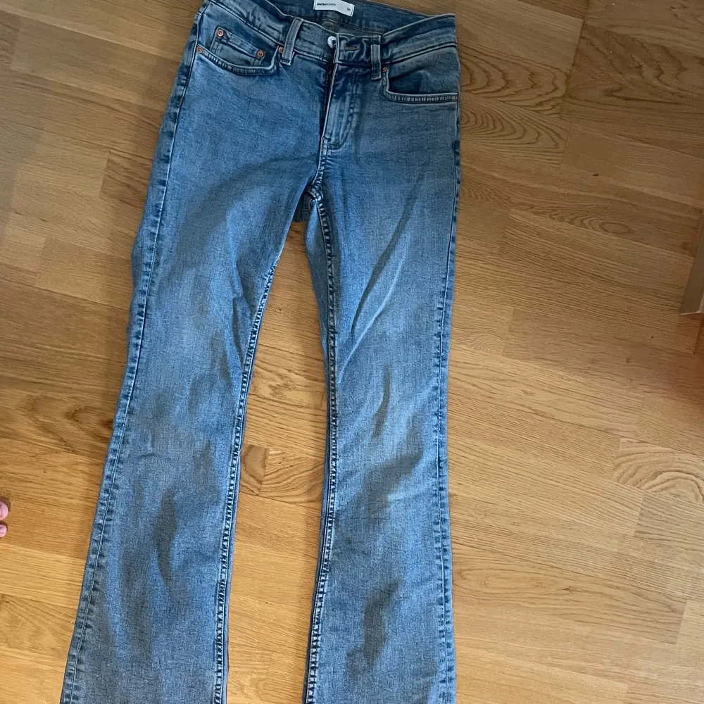 Jättesköna jeans från Gina som sitter jättebra men har bara kommit till användning 1 gång så de är som nya🫶🏻. Jeans & Byxor.