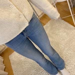 Säljer dessa jeans pga att de har blivit för små för mig. De är i väldigt bra skick !🙌🙌Passar kortare-medel långa tjejer💕 Skriv gärna om ni har några frågor!!😇