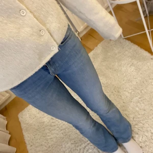 Fina jeans💘 - Säljer dessa jeans pga att de har blivit för små för mig. De är i väldigt bra skick !🙌🙌Passar kortare-medel långa tjejer💕 Skriv gärna om ni har några frågor!!😇