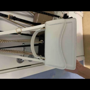 Vit väska  - Väldigt bra skick, inga synliga skador på den