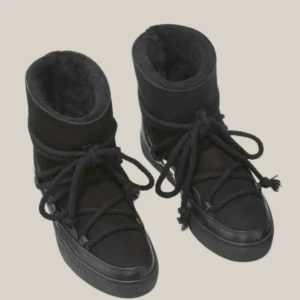 inuikii skor  - intresse koll på mina ett år gammla inuikii skor. kom privat för fler bilder.