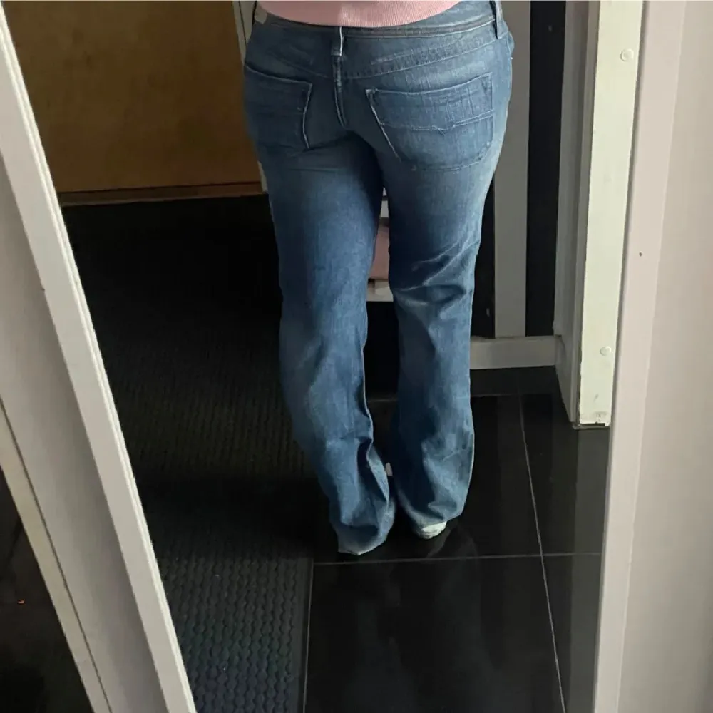 Snygga lågmidjade jeans från diesel. Köpte på Plick men de passade tyvärr inte. Midja:40, innerben:83 Bilderna är lånade!!💞💞. Jeans & Byxor.