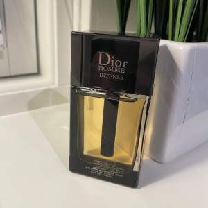  Säljer min Dior homme intense som är en trevlig höst och vinter parfym men top not av lavendel. Aldrig använd. Max två sprays. Nypris är runt 1000 kr. Om du har Frågor, tveka inte på att höra av dig.