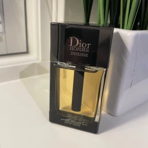 Dior homme intense -  Säljer min Dior homme intense som är en trevlig höst och vinter parfym men top not av lavendel. Aldrig använd. Max två sprays. Nypris är runt 1000 kr. Om du har Frågor, tveka inte på att höra av dig.