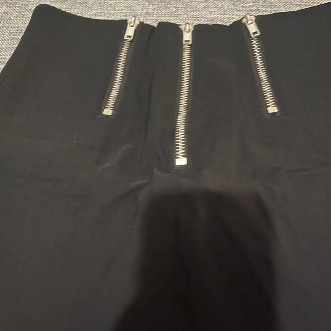 Svart kjol med dragkedjor från H&M - 90