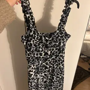 En lång leopard klänning ifrån Zara. Jättefint skick. Knappar på framsidan av halva klänningen som går att knäppa upp så vill man ha den mer öppen går det också. Jättebra skick och otroligt fin på. Säljer den för att den tyvärr har blivit för liten.