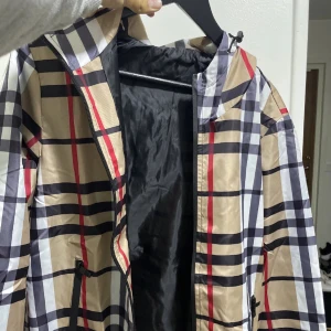  Burberry  jacka  -  Passar jättebra till hösten, Använd bara i två två gånger. Vid behov av bilder eller frågor är det bara att fråga😊 Priset går att diskutera vid snabba affär 🤝(Det står M i jackan men den passar S)