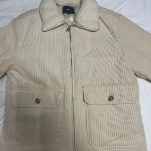 Biege H&M höstjacka - Säljer min fina oanvända Biega H&M jacka. Den är varm och bekväm. Den är storlek M men passar även L. Den här även avtagbar päls. Säljer den eftersom jag inte använder den