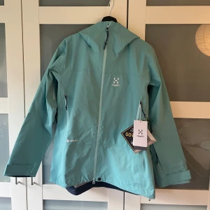 Haglöfs Dalskidan GTX Skaljacka - NY skaljacka från Haglöfs, ”Dalskidan GTX Jacket Women”. Lappar kvar, aldrig använd. Säljes då jag har hittat en annan jacka, försent att returnera denna. Kika Haglöfs hemsida för mer info & bilder eller skriv till mig! 