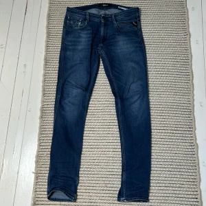 Replay Jeans - Säljer dessa fina blåa replay jeansen. Lite använda inga märkvärdiga slitningar. Skriv privat om ni har fler frågor. 