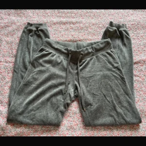 Cubus mjukisbyxor  - Gråa velour mjukisbyxor från Cubus.🩶