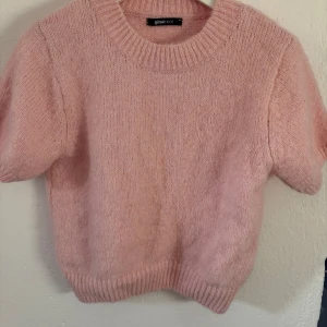 Stickad tröja  - Jättefin rosa topp💗 Den är aldrig använd! Pris kan diskuteras🌟🙌🏻 Storlek M men passar mig som har XS/S