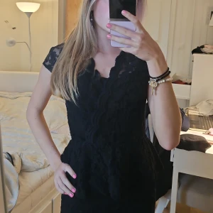 Elegant svart klänning! - Fin svart klänning!  Pris kan diskuteras👌💕 Säljer då den var lite för stor😊