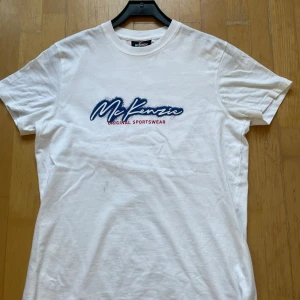Mckenzie T-Shirt (S) - Köpt från JD sports i somras och har använts endast 1 gång Finns en mycket liten mörk fläck på framsidan av tröjan men ingenting som syns Skriv till mig för fler frågor👍