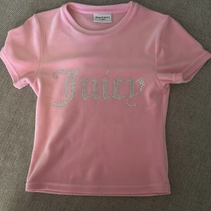 Rosa juicy couture t-shirt💕 - Säljer en superfin rosa t-shirt från Juicy Couture i storlek S. Den har korta ärmar och texten 'Juicy' i rhinestones💕
