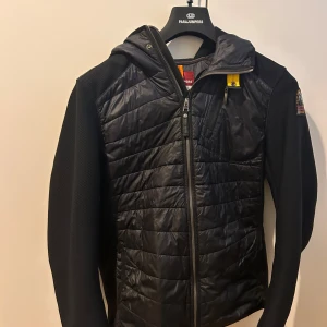 Parajumper jacka nolan  - En perfekt jacka för vår och höstsäsongen som håller dig varm och bekväm. Skicket är som nytt, 10/10 inga hål eller fläckar. Ursprungligen köpt på Johnells. (Etiketterna finns kvar)