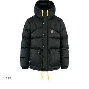 fjällräven jacka svart - Hej! Jag tänkte kolla intresset på min svarta fjällräven jacka, kom me bud om du är intresserad! Det är storlek xxs på den, men passar perfekt till xs-s syns på användning på smörerna innanför jackan, men det är ingenting man lägger märket på🩷