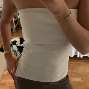 Vit bandeau  - En vit bandeau från Gina tricot med slits på sidorna💕 super fin och stilren! Säljer då den är något tajt