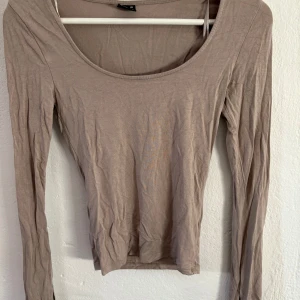 Beige topp - Topp från Gina Tricot, använd ett fåtal gånger! Pris kan diskuteras 
