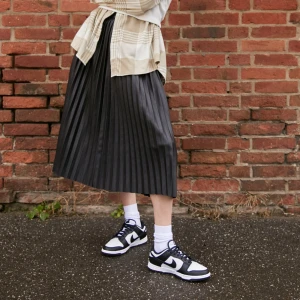 Nike Dunk Low i svart och vit - Säljer ett par Nike Dunk Low sneakers i klassisk svart och vit färgkombination. Skorna har en stilren design med snörning och är perfekta för både vardag och fest. Skorna är köpt för 1 år sedan men är väl använd. Kan säga att dem är i nyskick. (Dm:a för bilder). Nypris: 1245kr. Säljer för endast 899kr!