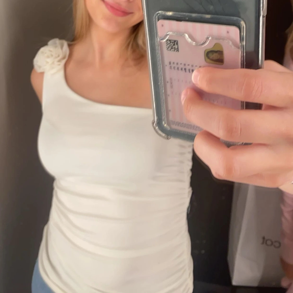 Vit oneshoulder topp med blomdetalj - 91