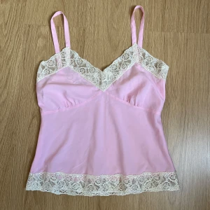 Rosa linne - Jättegulligt rosa linne med spets vid kanterna🩷 Linnet har ingen etikett men passar mig som är S-M. Köpt på beställning från en kläddesigner i New York. Har även i blå💙