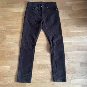 Bruna Manchester byxor - Bruna Manchester byxor från East west som jag säljer då dem knappt använts, inköpt i början av året för 900kr. Jag är 188 och dem passar bra, jag har vanligtvis 32/32 på jeans.