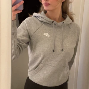 Nike Hoodie  - Grå Nike hoodie med luva i storlek XS Köpt för ungefär 6 månader sen och använda väldigt lite, säljer pga jag vill rensa min garderob Pris går att diskutera☺️