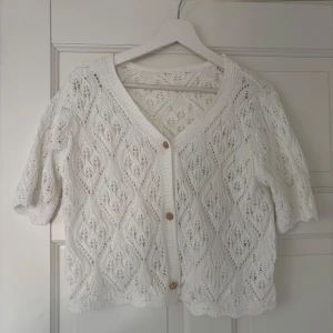 Vit kortärmad kofta - En jättefin kofta med knappar i super bra skick