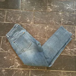 Säljer nu mina riktigt snygga jeans från acne! Väldigt bra skick förutom hål i grenen. Ny pris 3700kr ungefär✅ Tveka inte på att skriva om ni har frågor😀