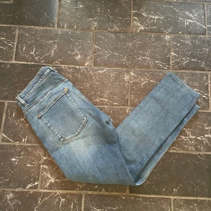 Acne studios jeans - Säljer nu mina riktigt snygga jeans från acne! Väldigt bra skick förutom hål i grenen. Lite små i storleken så skulle säga snarare 33/32. Ny pris 3700kr ungefär✅ Tveka inte på att skriva om ni har frågor😀