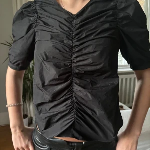 Cool svart topp - Så cool svart topp med detaljer!!!😍