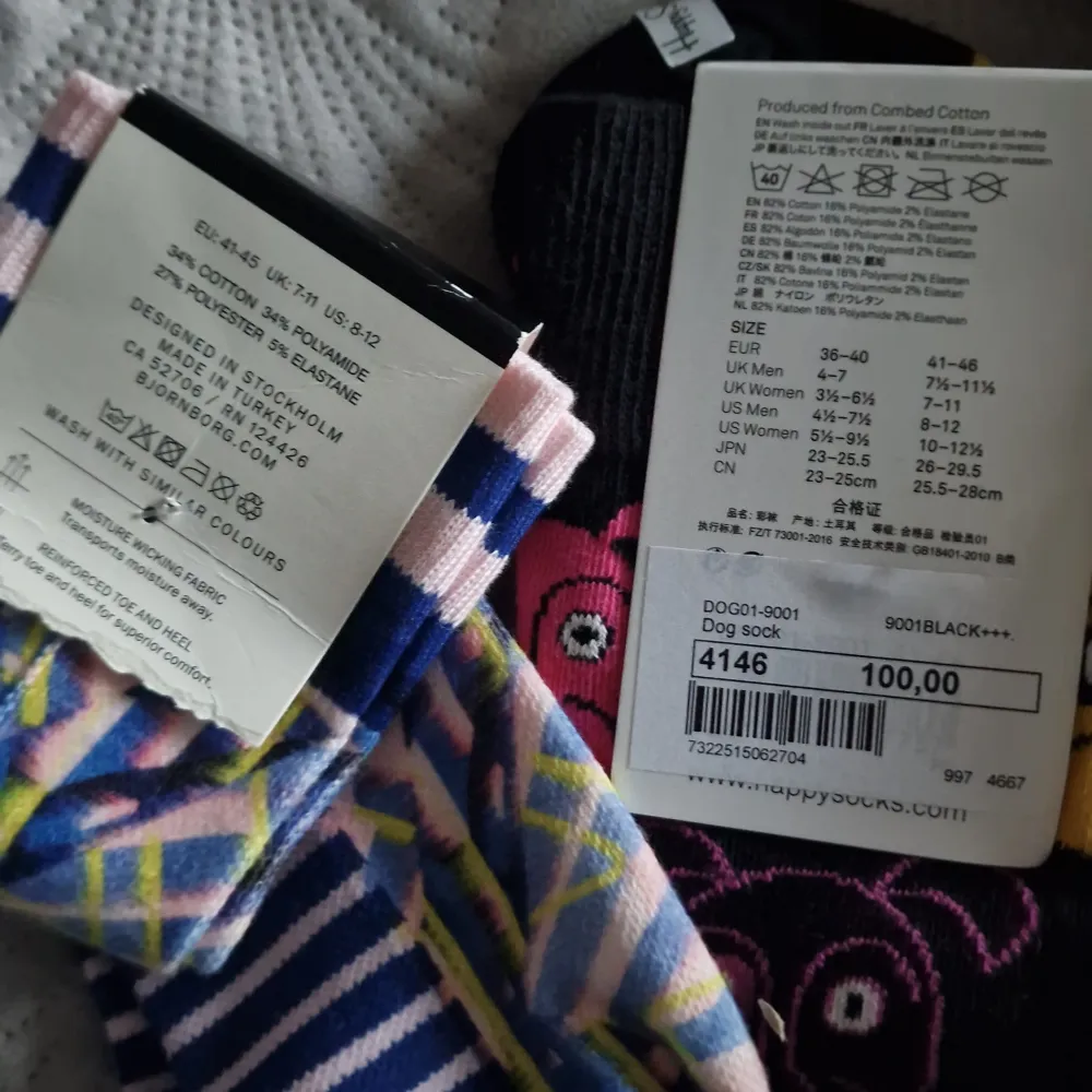 Säljer ett gäng coola och färgglada strumpor från Happy Socks, Björn Borg + okänt märke. Det finns olika mönster som randigt, prickigt och med hundmotiv. Färgerna är bland annat grön, svart, vit, blå, rosa och gul. Oanvända. 30 kr/st.. Övrigt.