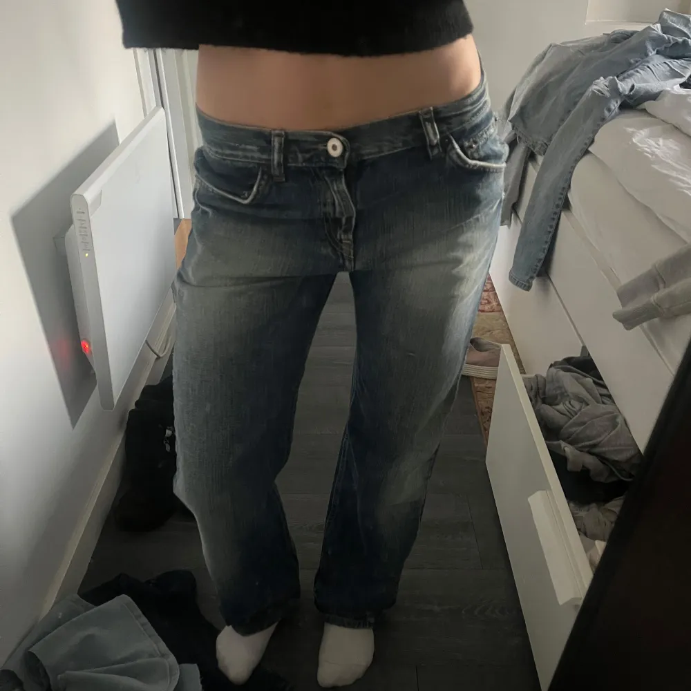 Säljer dessa jeans! storlek står inte men gissar runt S (fråga om mått så skickar jag) Pris kan diskuteras🩷. Jeans & Byxor.