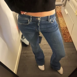 Mörkblåa lågmidjade jeans - Säljes dessa mörkblåa jeans! På storleken står det S men skulle själv säga XS. Tror den är från Gina Tricot men det står inte🩷