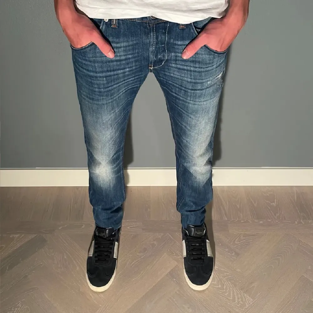 Säljer ett par jätte efterfrågade dondup George jeans för de inte passar. Ny skick inga defekter men galen stacking, wash och slitningar. Snabb frakt och pris inte hugget i sten skriv om frågor.. Jeans & Byxor.