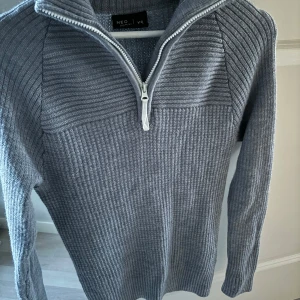 Stickad half-zip - En riktig skön och varm stickad half zip som passar perfekt nu till vintern. Märket är Neo Mon Do. Skick 9/10 knappt använd! Storlek XS, men tröjan är väldigt stretchig så den passar S precis lika bra. Hör av dig vid frågor🙌