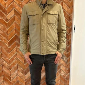 Massimo dutti field jacket. - Hej, säljer denna eleganta jacka från märket Massimo dutti!✨👀 Nypris ca 1600kr😉. Perfekt field jacket inför höstens kalla dagar.🍁🍂 Leverans sker inom 48h med instabox eller PostNord🤝✅!!